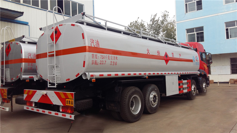 解放前四后六26.6方運(yùn)油車(chē)